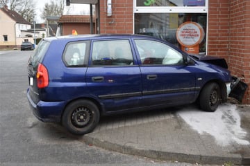 Kontrolle verloren: Auto kollidiert mit Apotheke, Rentnerin verletzt