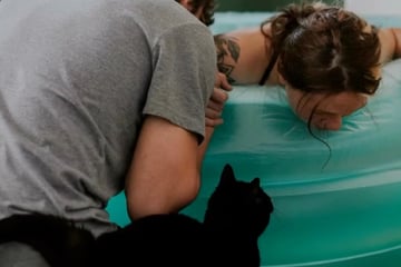 Frau sieht Fotos ihrer Hausgeburt durch: Was ihre Katze darauf tut, berührt nicht nur ihr Herz
