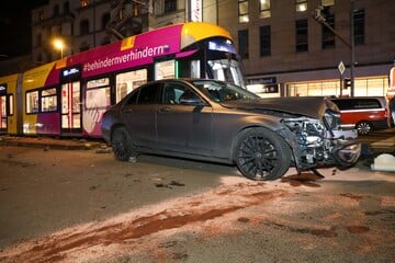 Dresdner Straße dicht: Mercedesfahrer kracht gegen Verkehrsinsel