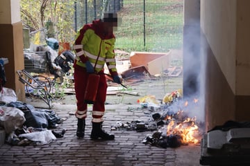 Chemnitz: Feuerwehreinsatz auf Chemnitzer Sonnenberg: Müll in Flammen
