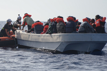 Sea-Watch rettet weitere Boots-Migranten, viele sind erschöpft