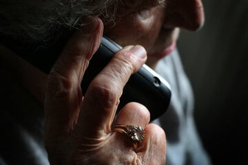 Trickbetrüger beraubt Seniorin am Telefon ihrer Ersparnisse