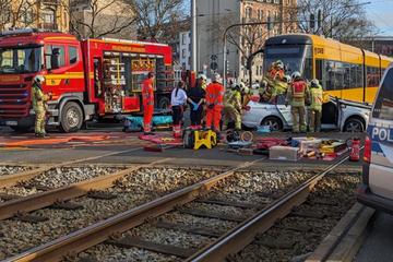 Auto und Straßenbahn in Dresden kollidiert: Fahrer eingeklemmt