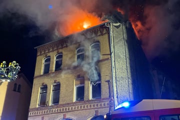 Feuer zerstört Mehrfamilienhaus: Dachstuhl brennt komplett aus