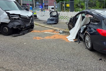 Ford und Transporter kollidieren bei schwerem Unfall: Dann kommt es noch dicker