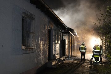 Flammen auf Schulgelände: Großeinsatz für Feuerwehr, Kripo ermittelt