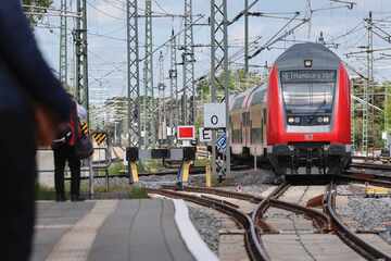 Köln: Ekel-Aktion im Zug nach Köln: Mann spielt an sich herum und fasst Frauen an