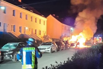 Böse Überraschung an Pfingsten: Mehrere Autos brennen in der Nacht