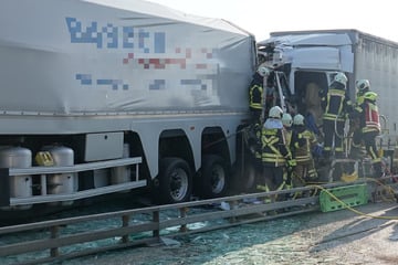 Unfall A4: A4 bei Dresden nach schwerem Lkw-Unfall dicht: Mega-Staus! Auch Tunnel auf A17 betroffen