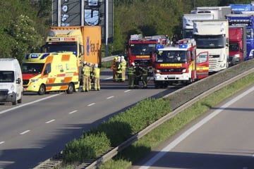Unfall A14: A14 bei Leipzig zeitweise voll gesperrt: Auto kracht in Lkw