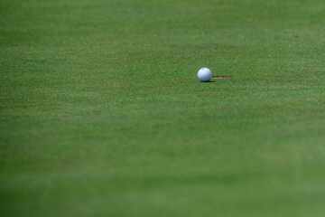 Rätselhafter Todesfall auf Golfplatz: 73-Jährige stürzt in Teich und stirbt