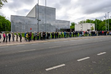 Chemnitz: Mega-Schlange in Chemnitz: Was ist hier los?