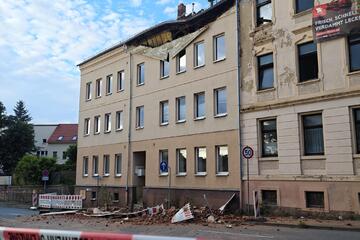 Brandruine stürzt teilweise ein: Bundesstraße gesperrt