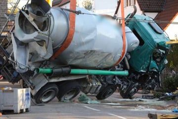 Acht Tonnen Ladung, hoher Sachschaden: Betonmischer kippt in Wohngebiet um