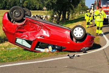 Schwerer Unfall im Landkreis Leipzig: Auto überschlägt sich