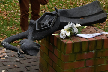Statue in KZ-Gedenkstätte Neuengamme zerstört