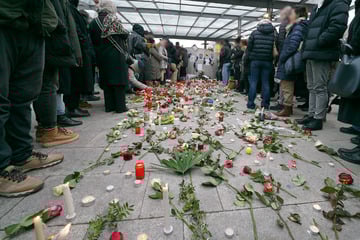 Nach schrecklicher U-Bahn-Tat: Menschen gedenken toter 18-Jähriger