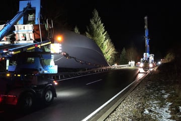 Schwertransport mit 70 Meter langem Rotorblatt kommt von Straße ab: Vollsperrung
