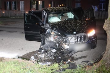 Unfall: Anwohner hören lauten Crash! BMW-Fahrer sucht das Weite