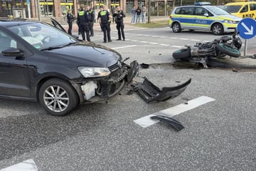 VW und Motorrad krachen ineinander: Zwei Personen im Krankenhaus