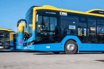Chemnitz: Chemnitzer Bus muss stark bremsen: Fahrgast schwer verletzt