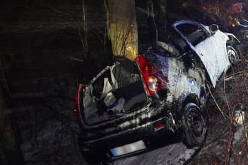 Bei Glätte weggerutscht? Feuerwehr holt Insassen aus Fahrzeug