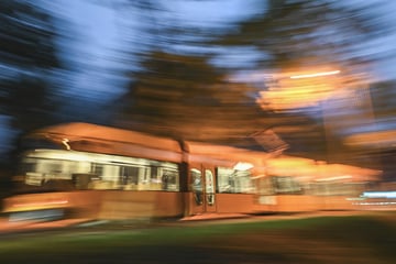 21-Jähriger von Bahn erfasst: Schwere Beinverletzungen