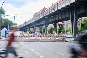 Berlin: Karneval der Kulturen und Fahrzeugkorsos: Verkehr am Pfingstsamstag