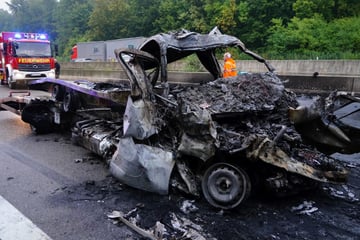 Unfall A7: Unfall-Drama auf A7: Transporter kracht in Baustellenlaster - Fahrer stirbt im Flammenmeer