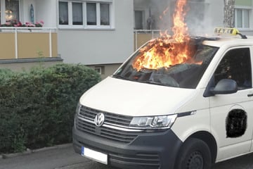 Schock für Fahrer: Taxi fängt plötzlich an zu brennen