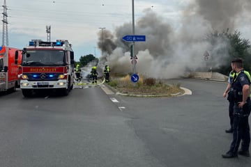 Schwerer Fahrzeugbrand: BMW verschmilzt mit Fahrbahn