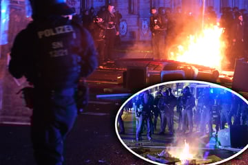 Leipzig: Demonstration auf der Eisenbahnstraße: Barrikade angezündet