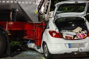 Unfall A1: Mutter knallt mit Corsa auf Lkw-Auflieger: Kinder kriegen alles hautnah mit