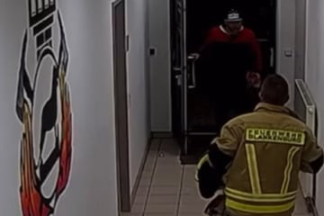 Feuerwehrkräfte bei Einsatz behindert: Video zeigt Suff-Trupp bei der Tat