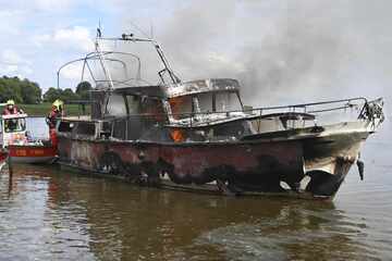 Hamburg: Sportboot geht während der Fahrt mitten auf der Elbe in Flammen auf! Zwei Personen verletzt