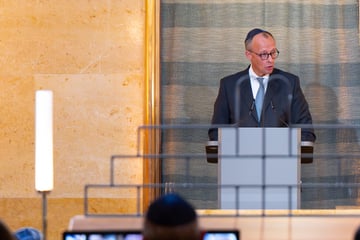 Ungewohnter Anblick: Merz ringt bei Synagogen-Eröffnung mit Tränen