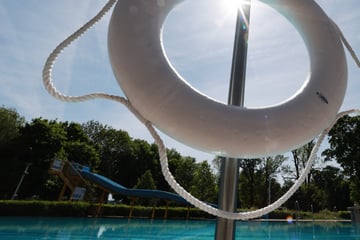 Fataler Sprung ins Becken: 20-Jähriger bricht in Freibad ein und stirbt