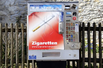 Gruppe sprengt Zigarettenautomat: Frau wird bei Explosion schwer verletzt
