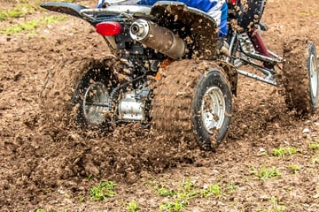 Kinder auf Quad-Tour: Polizei stoppt Neunjährige auf Feldweg