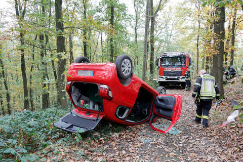 Schwerer Unfall In Chemnitz: Auto überschlägt Sich, Fahrer Eingeklemmt