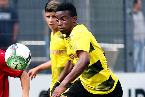 BVB bereitet Moukoko (15) auf Männerfußball vor: Top ...