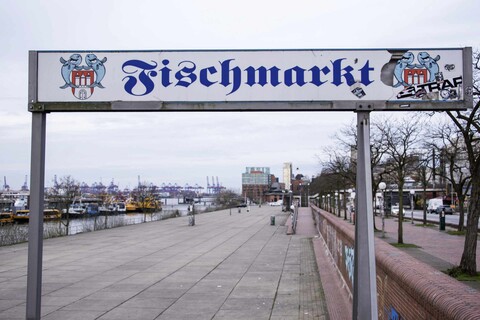 Nach 15 Monaten Zwangspause: Hamburger Fischmarkt öffnet ...