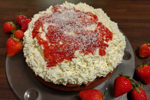 Spaghetti-Eis Kuchen Rezept für Erdbeerkuchen mit Spaghetti-Eis Optik