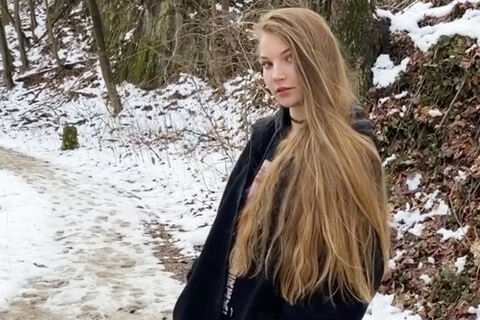 Germany's Next Topmodel: Sächsin Romy als wandelnde Vase ...