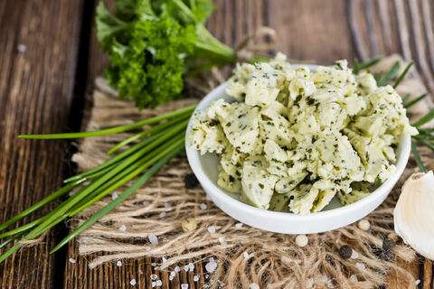 Kräuterbutter mit Knoblauch lässt sich ganz leicht selber machen