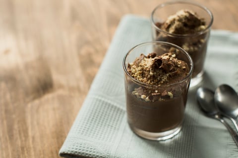 Zwei Dessertgläser gefüllt mit veganem Mousse au Chocolat