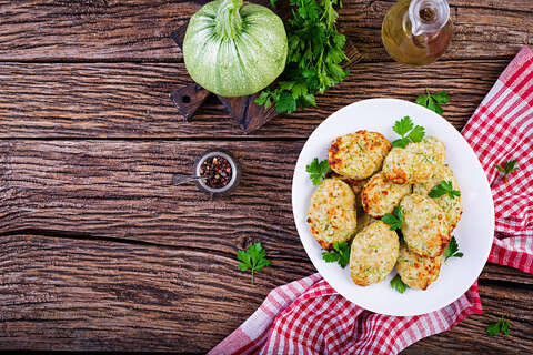 Leichtes Rezept für Hähnchenbrust mit Zucchini-Kruste