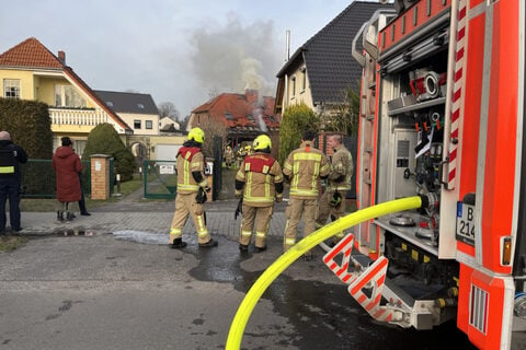 Feuerwehreinsatz In Berlin-Kaulsdorf: Wohnhaus Brennt