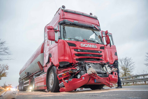 Unfall A61: Zwei Lkw Krachen Zusammen - Hubschrauber Im Einsatz, Langer ...