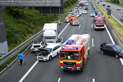 Unfall A6: Vollsperrung Auf Der A6 Nach Schwerem Unfall Mit Vier Fahrzeugen